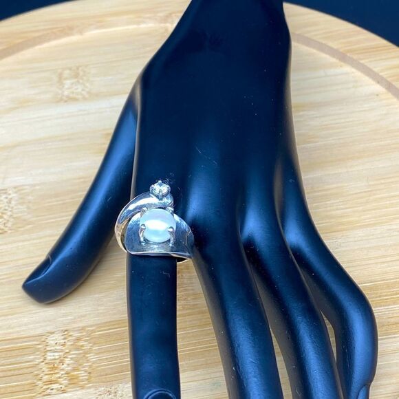 Ladies 925 silver ring with 3/8” cultured pearl and 3/16” white stone sz 7 - Picture 3 of 13